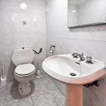 Stylish & Spacious Townhouse - Walk To & Town