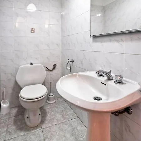 Stylish & Spacious Townhouse - Walk To & Town