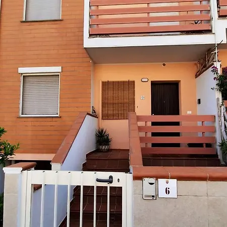 Stylish & Spacious Townhouse - Walk To & Town