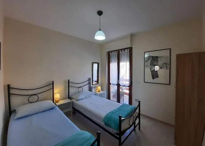 Ferienhaus Stylish & Spacious Townhouse - Walk To & Town