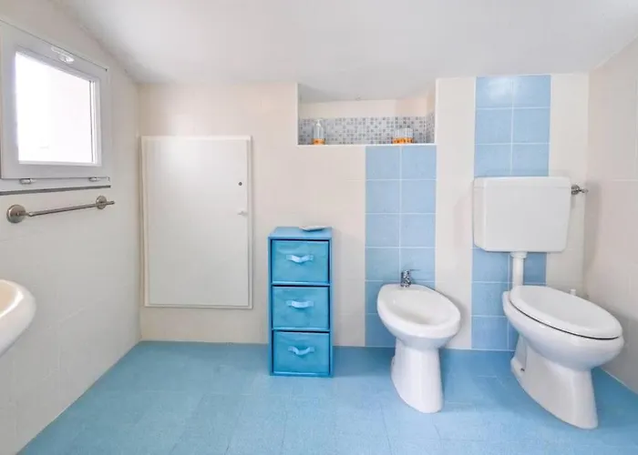 Stylish & Spacious Townhouse - Walk To & Town