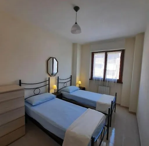 Ferienhaus Stylish & Spacious Townhouse - Walk To & Town