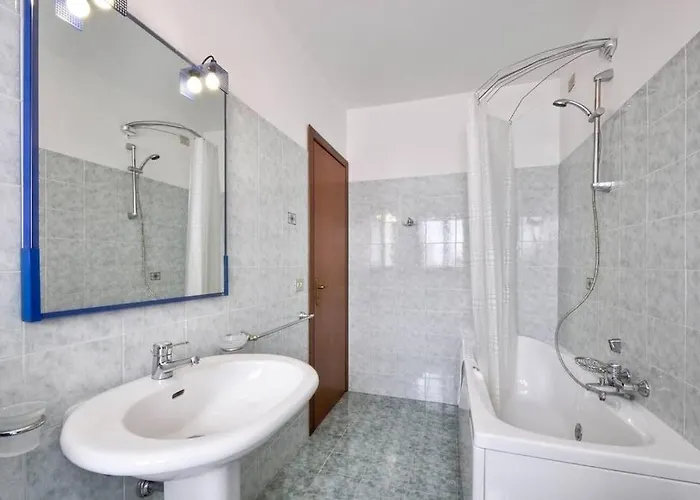 Ferienhaus Stylish & Spacious Townhouse - Walk To & Town *