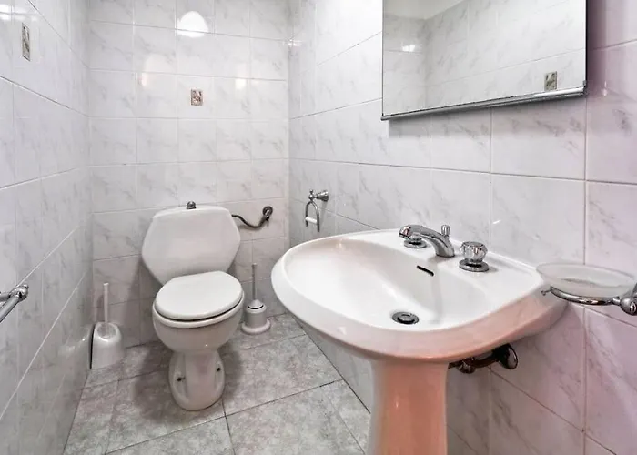 Stylish & Spacious Townhouse - Walk To & Town