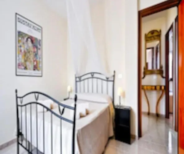Stylish & Spacious Townhouse - Walk To & Town Fertilia