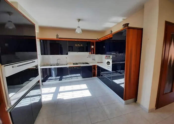 Ferienhaus Stylish & Spacious Townhouse - Walk To & Town