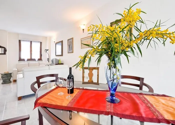 Ferienhaus Stylish & Spacious Townhouse - Walk To & Town