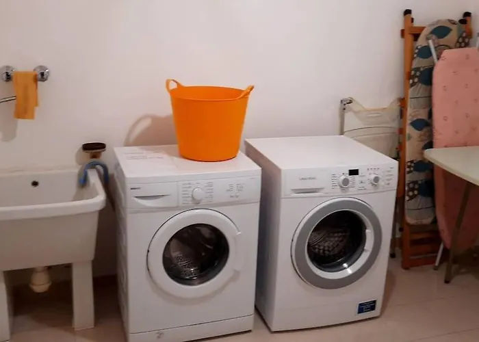 Stylish & Spacious Townhouse - Walk To & Town