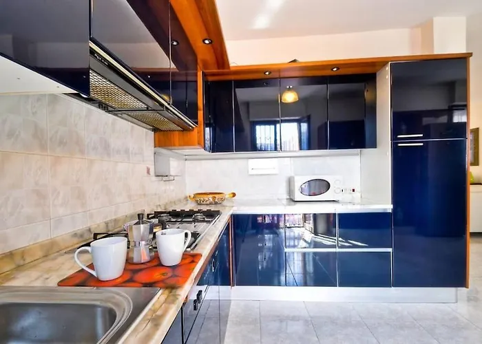 Ferienhaus Stylish & Spacious Townhouse - Walk To & Town Fertilia